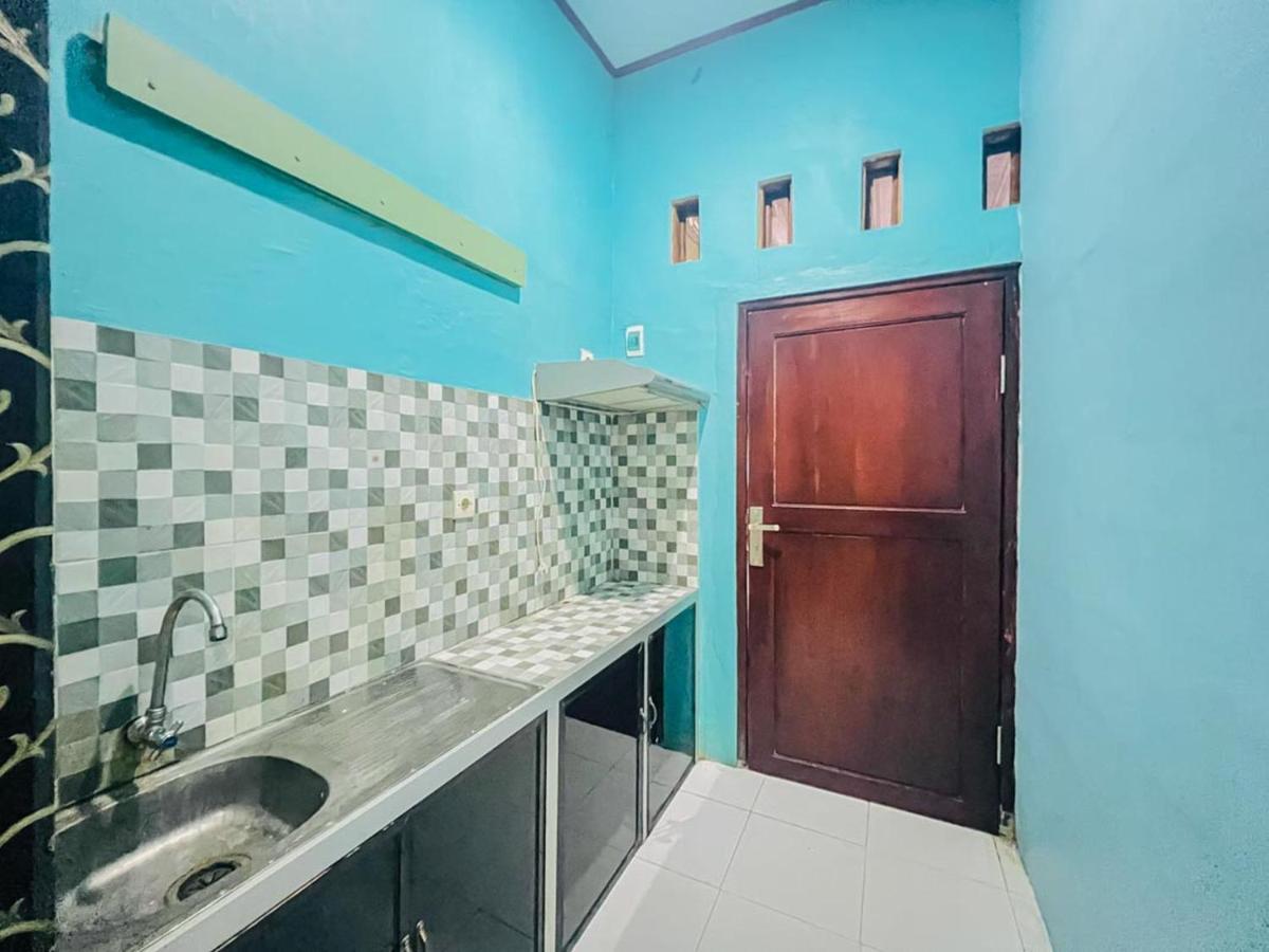 Reddoorz Near Sunrise Mall Mojokerto Екстер'єр фото