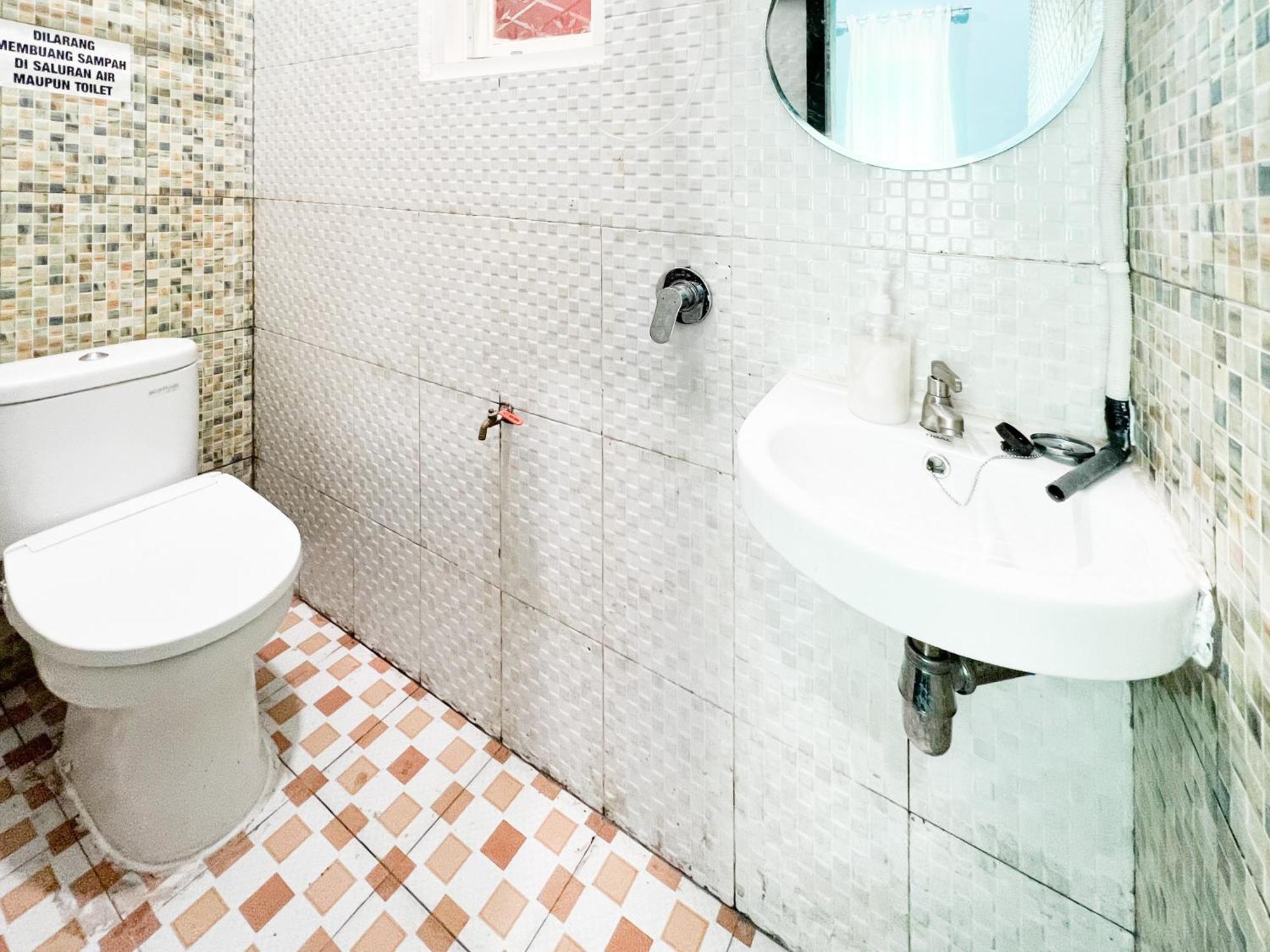 Reddoorz Near Sunrise Mall Mojokerto Екстер'єр фото