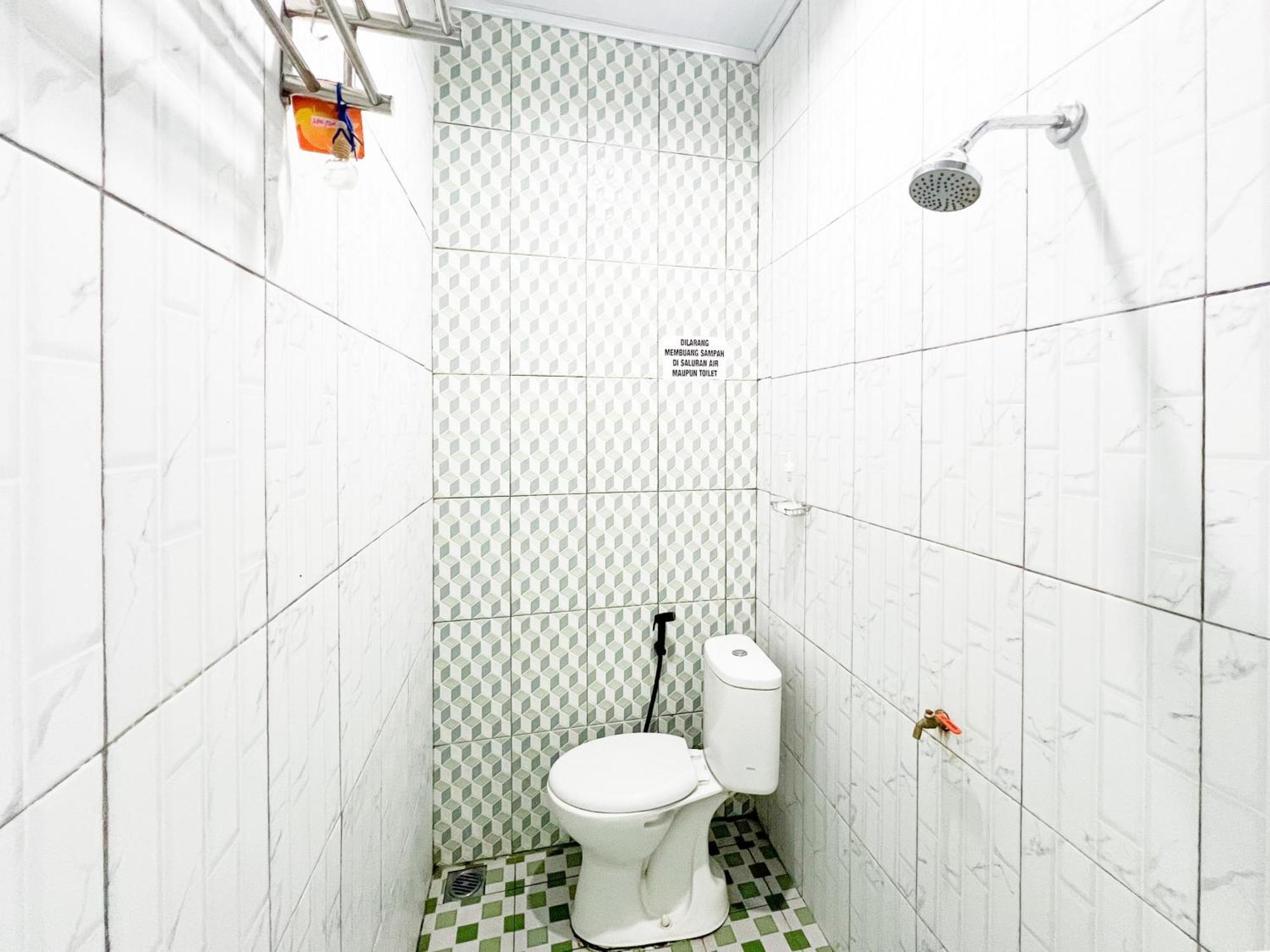 Reddoorz Near Sunrise Mall Mojokerto Екстер'єр фото