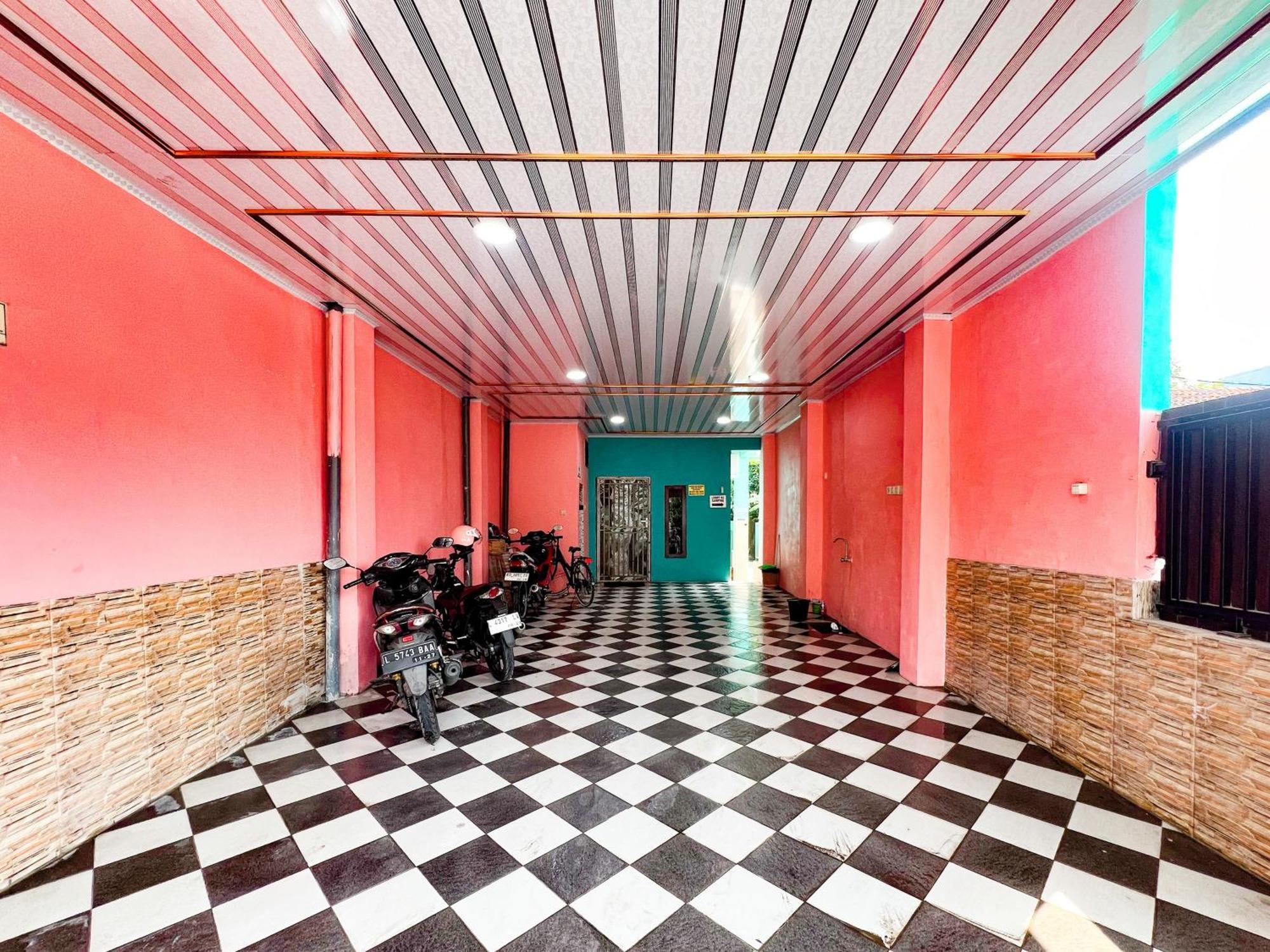 Reddoorz Near Sunrise Mall Mojokerto Екстер'єр фото