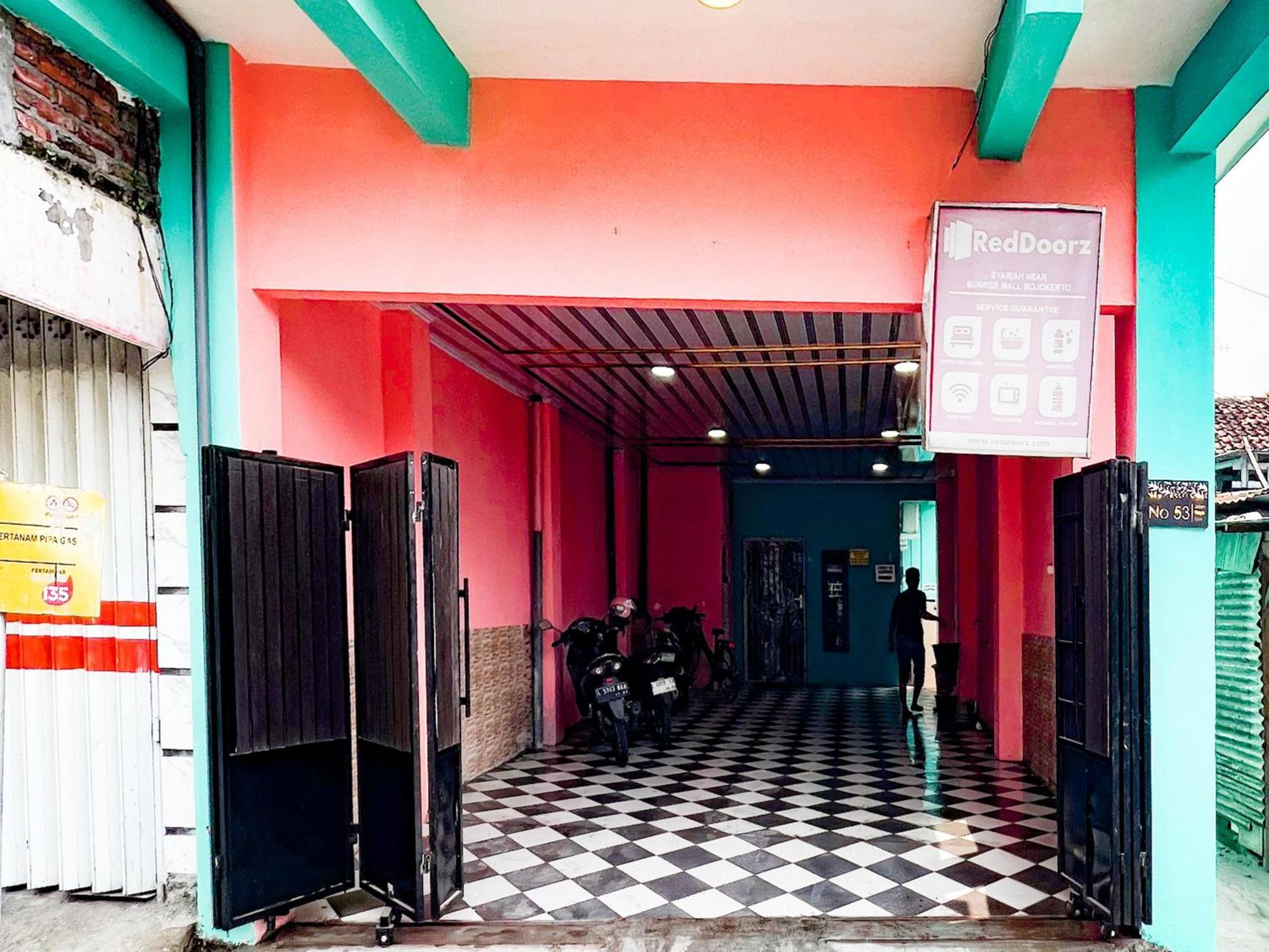 Reddoorz Near Sunrise Mall Mojokerto Екстер'єр фото