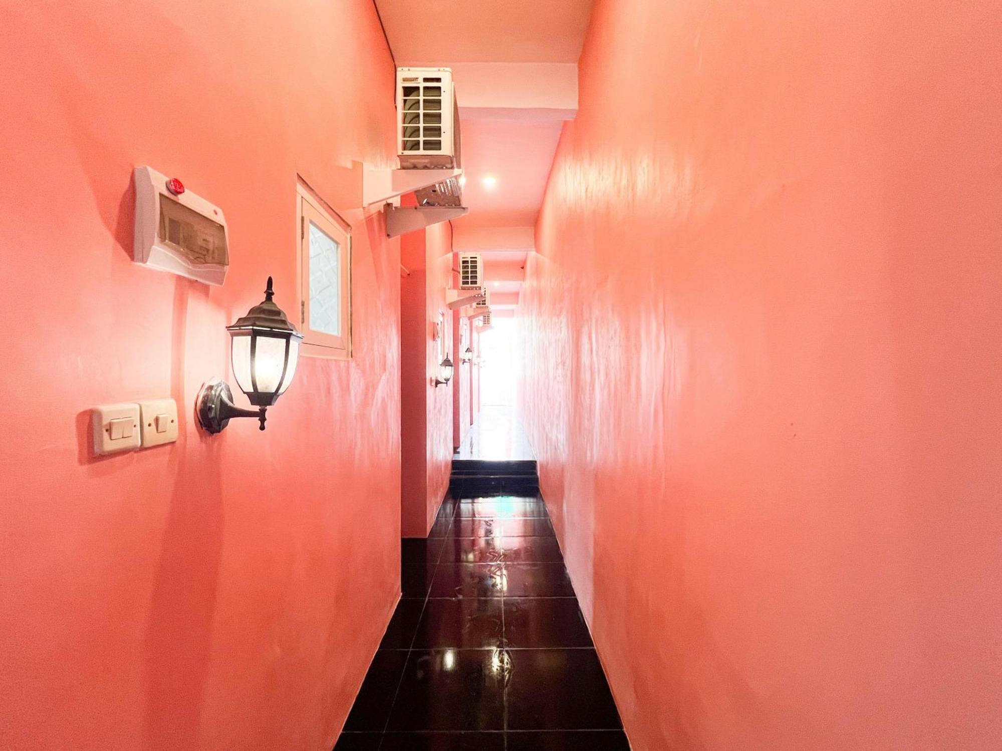 Reddoorz Near Sunrise Mall Mojokerto Екстер'єр фото