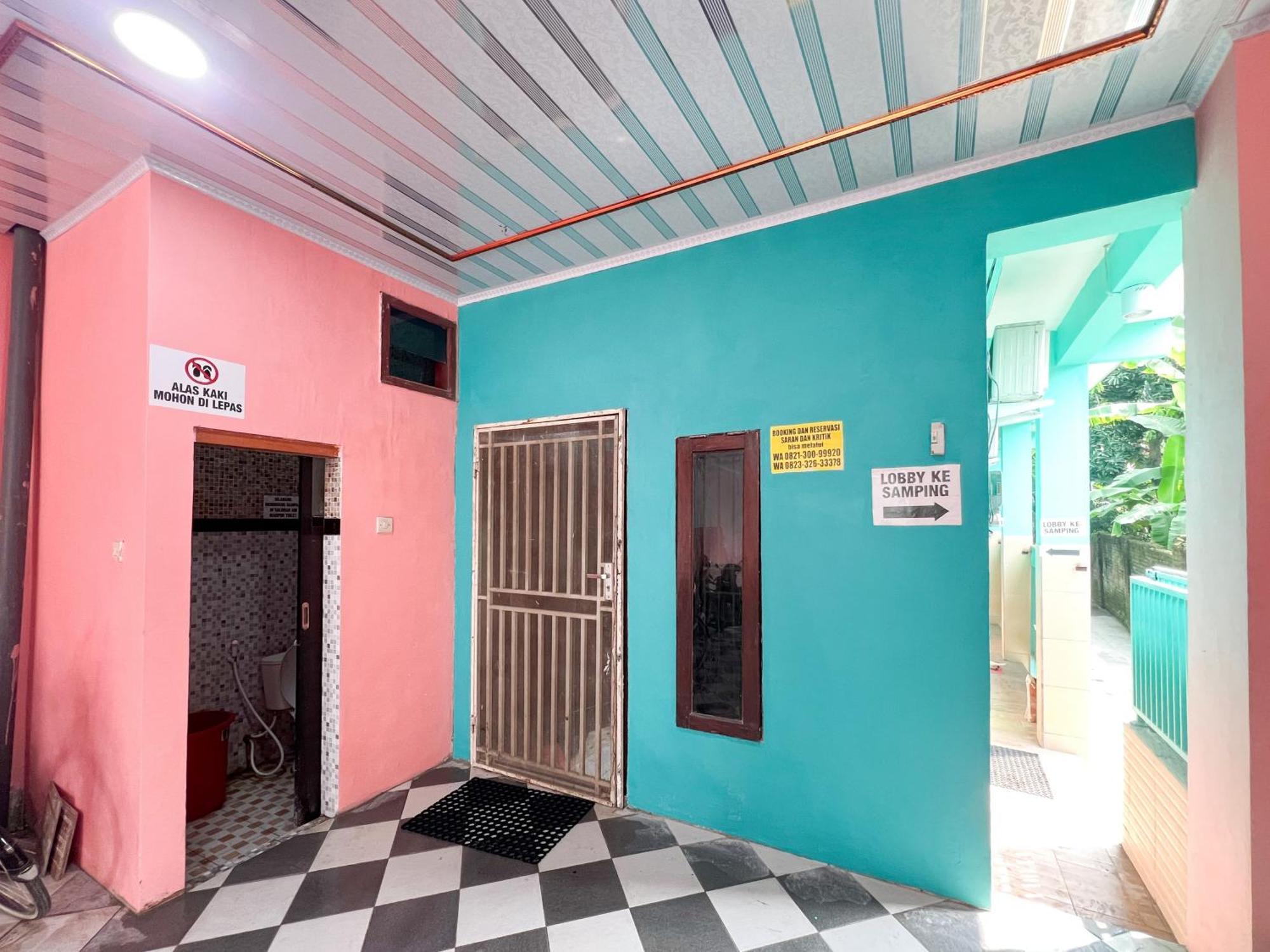 Reddoorz Near Sunrise Mall Mojokerto Екстер'єр фото