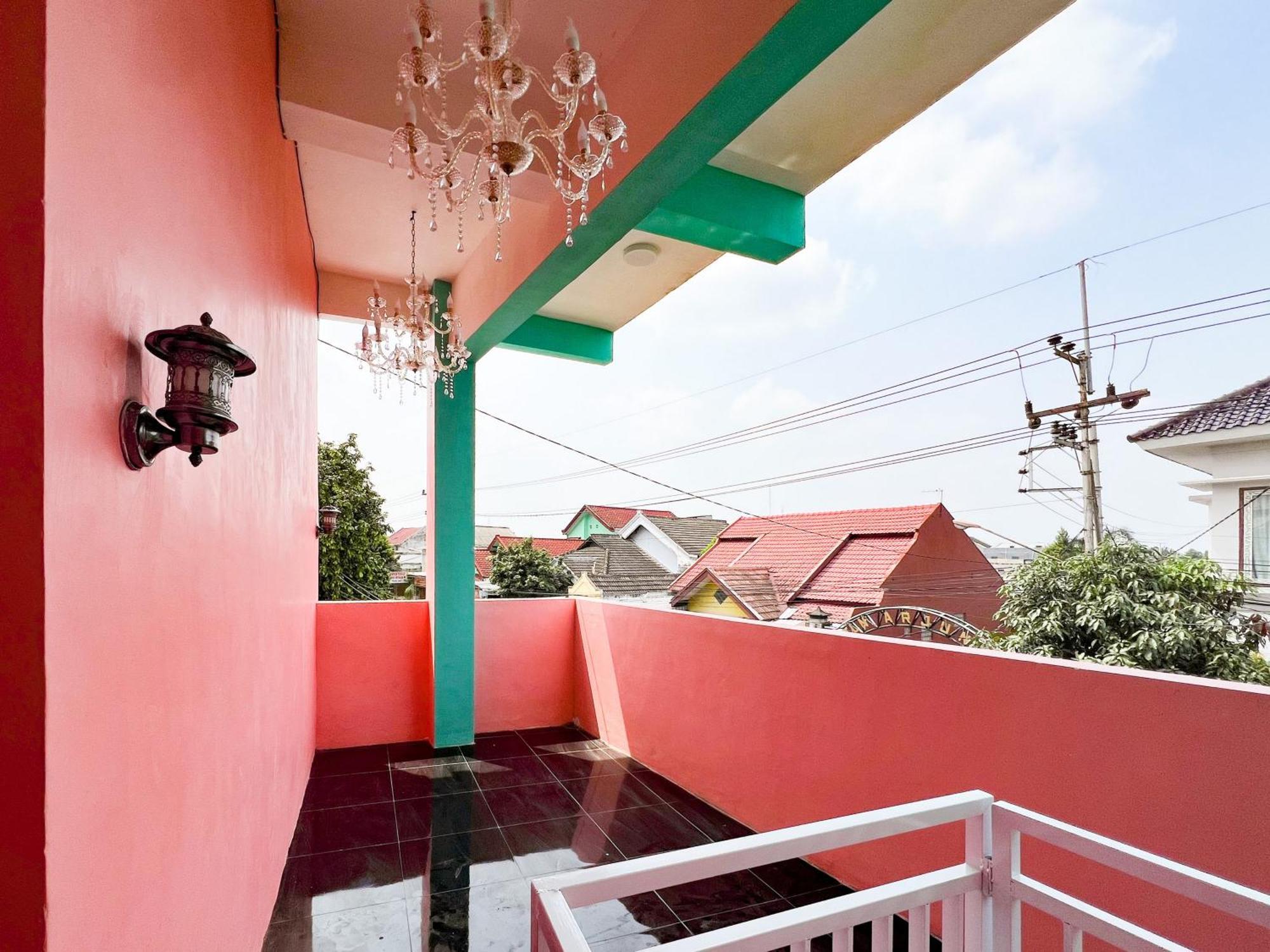 Reddoorz Near Sunrise Mall Mojokerto Екстер'єр фото