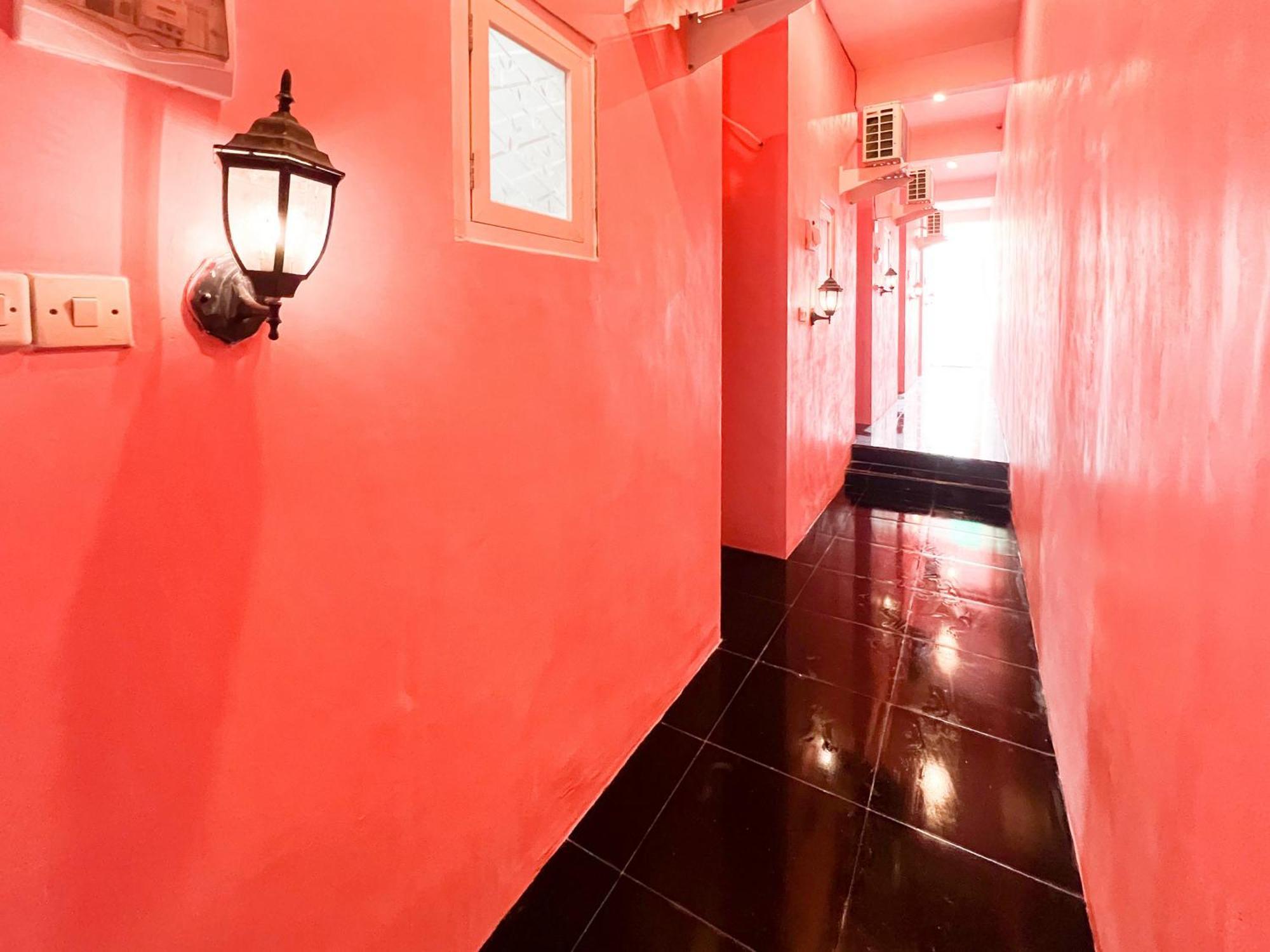 Reddoorz Near Sunrise Mall Mojokerto Екстер'єр фото