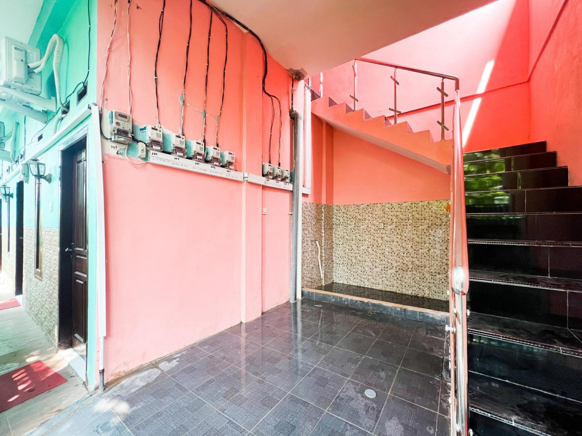 Reddoorz Near Sunrise Mall Mojokerto Екстер'єр фото