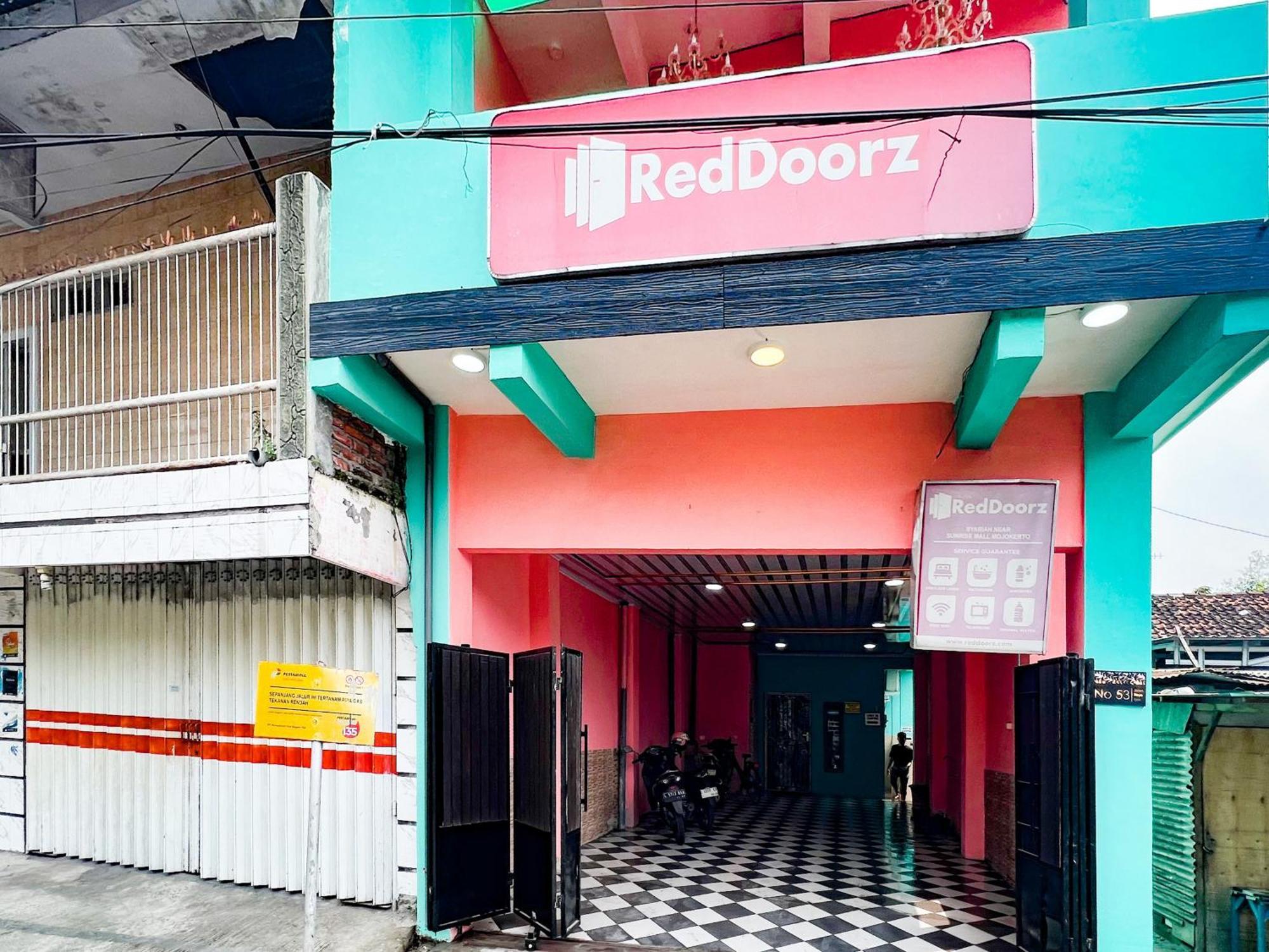Reddoorz Near Sunrise Mall Mojokerto Екстер'єр фото
