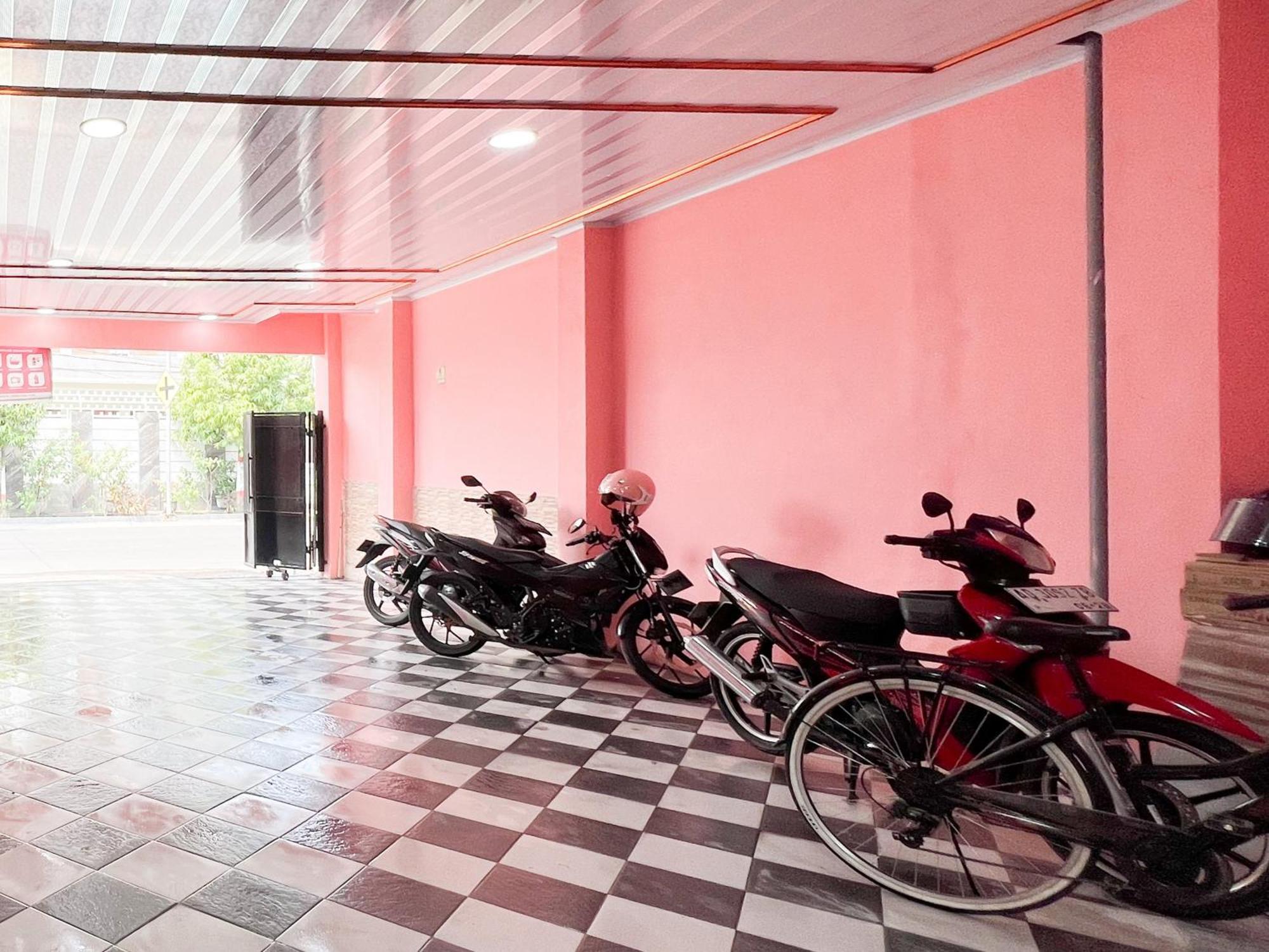 Reddoorz Near Sunrise Mall Mojokerto Екстер'єр фото