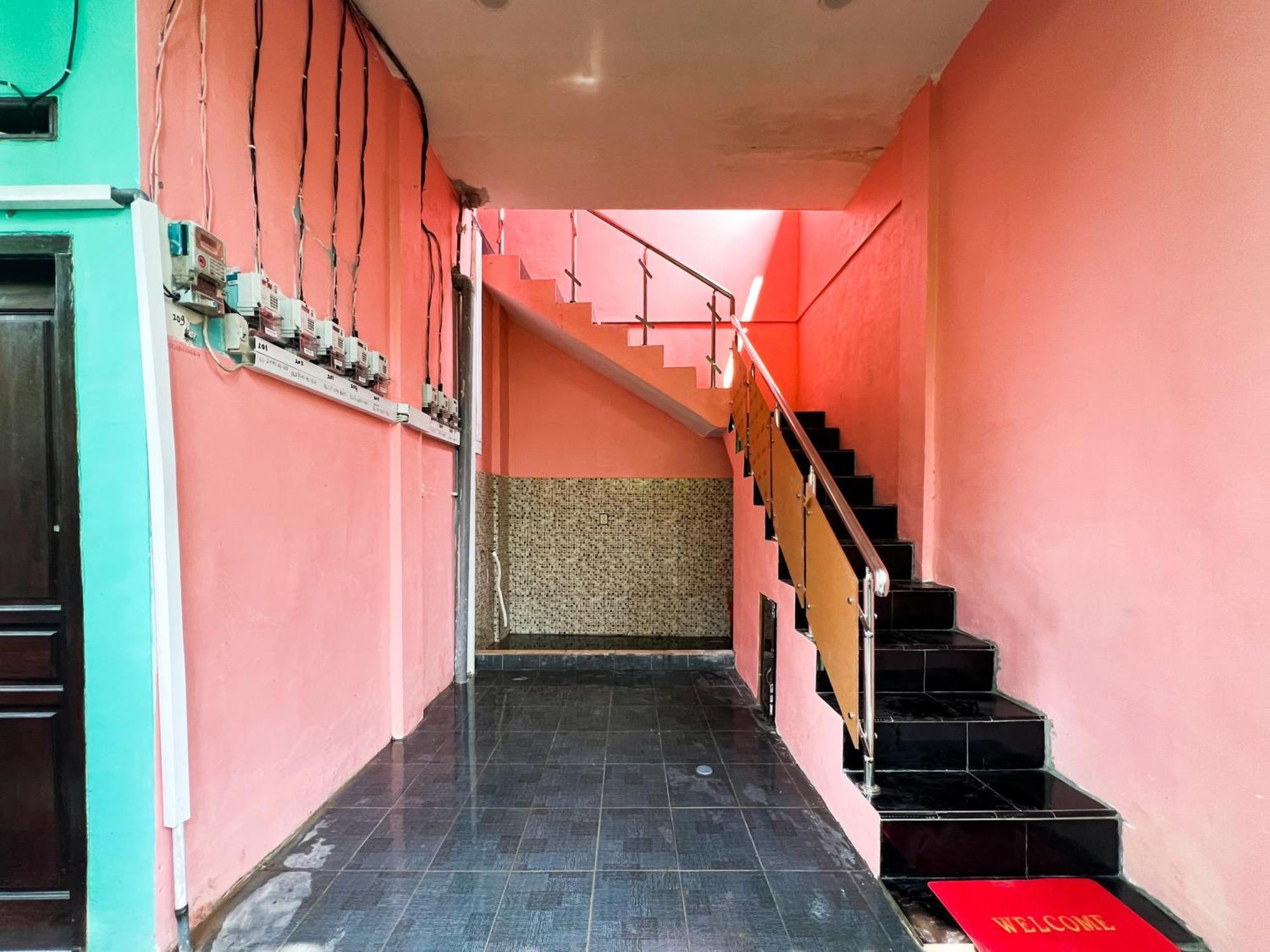 Reddoorz Near Sunrise Mall Mojokerto Екстер'єр фото